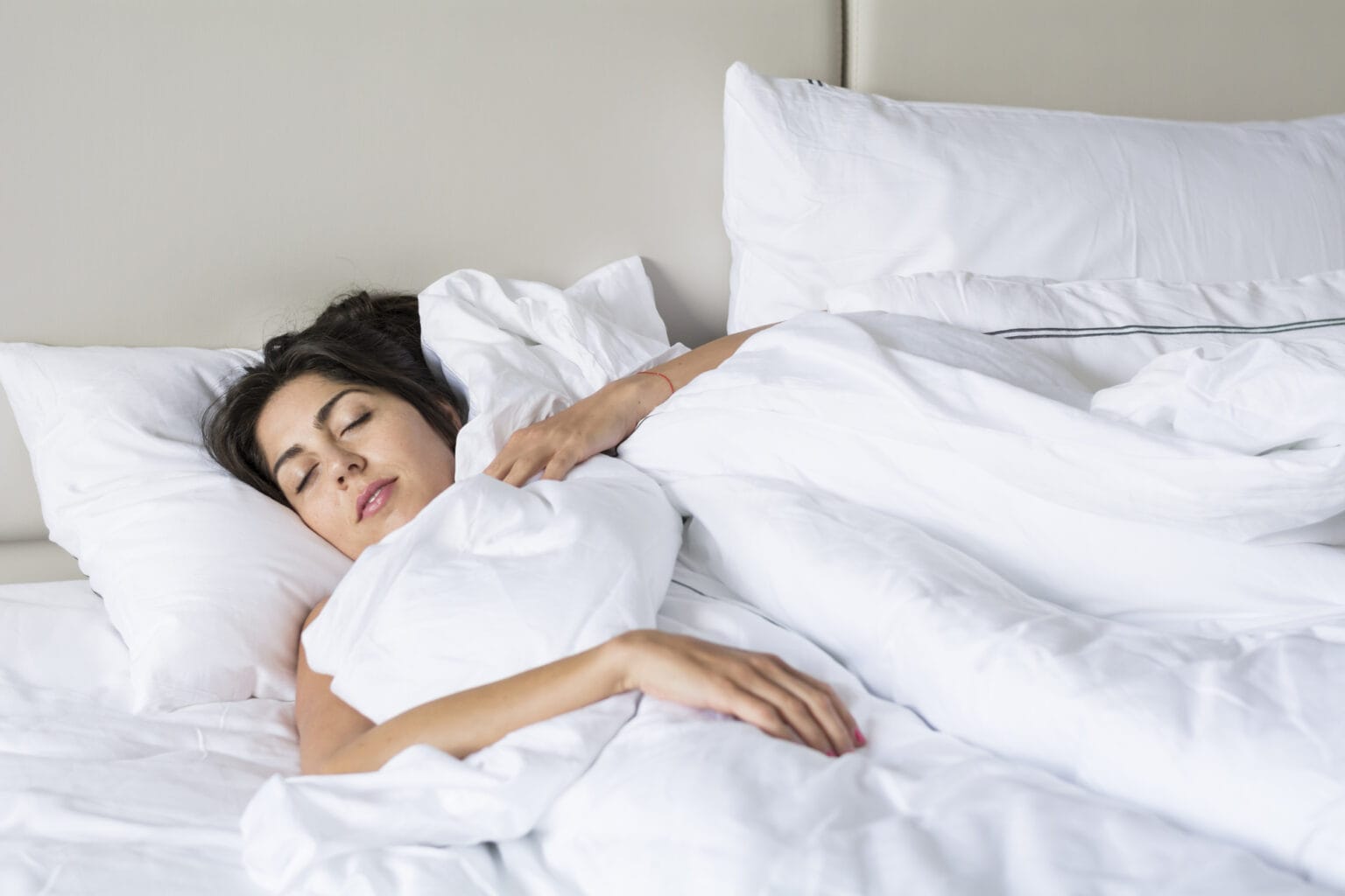 Волосатая женщина во сне. Сон женщина в белой кофте. Women sleeping Bed. Tencel in Bed.